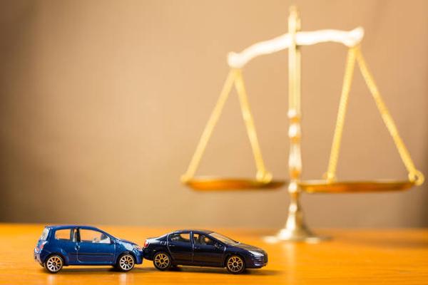 Steps to Take with a Car Accident Lawyer After an Injury